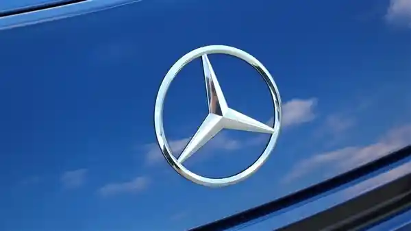 王传福大胆决策：为激励员工毅然拆解奔驰，亲自用钥匙划车彰显决心