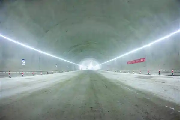 超越篮球场！亚洲最大市政交通隧道成功贯通