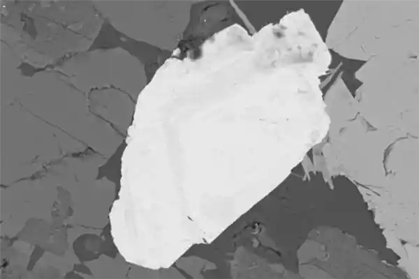 我国发现罕见新矿物——菱硼硅镧矿，自带高效发光天赋！