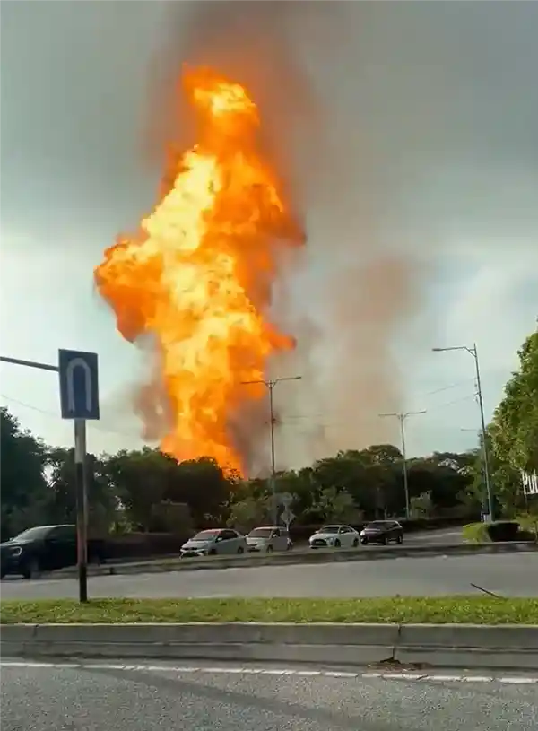 马来西亚闹市燃气管道破裂，火焰怒窜数百米直击云霄！