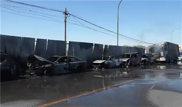 《强风吹拂下的祈福意外：女子烧纸引发连锁火情，烧毁9辆汽车，警方迅速介入刑拘》