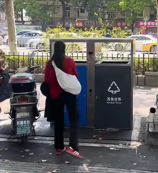 南京惊现高1米6 Pro Max垃圾桶：创新设计装3倍垃圾