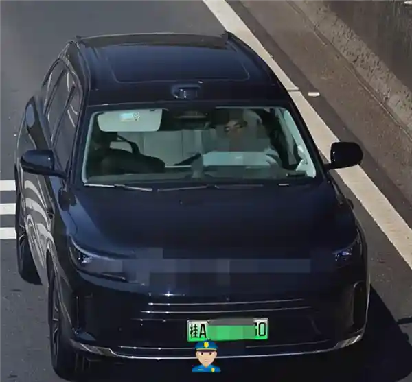 男子竟敢在智能驾驶中闭眼睡觉，超速百公里被罚！扣6分+400元罚款，醒醒吧！