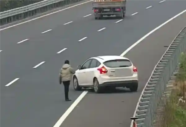 高速路口惊险一刻！小车错过出口，两名男子合力演绎神级配合