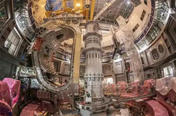 全球最大人造太阳迈向新高度：首个真空室模块成功吊装