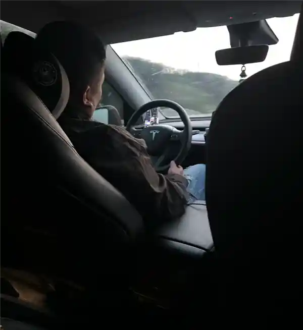 特斯拉顺风车司机开启智驾后竟放心睡觉！乘客投诉获5元补偿券，平台回应引热议