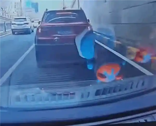 女司机追尾后怒怼：前车急刹太突然，我真刹不住！责任该谁负？