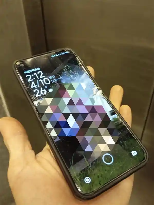 高空坠落奇迹存活！小米13从33楼掉落电梯井后依旧触摸正常