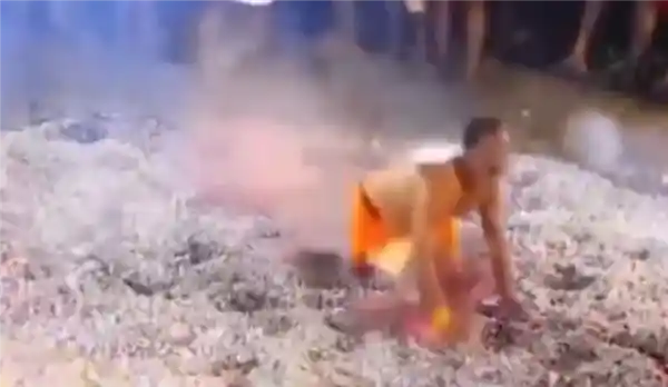 印度寺庙火行仪式惊魂：信徒不慎跌入余烬惨遭烧身亡