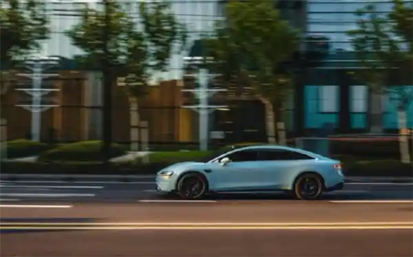 智界S7 Ultra运动版上市：3.3秒破百，安全与激情并存，售价32.98万！