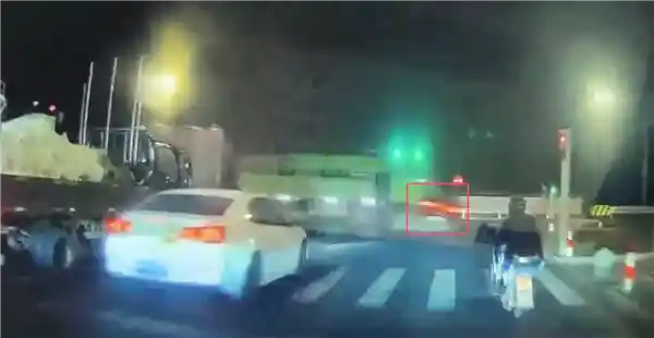 撞飞的比亚迪唐：渣土车猛烈撞击下，车门变形驾驶员竟毫发无伤！公路坦克名副其实