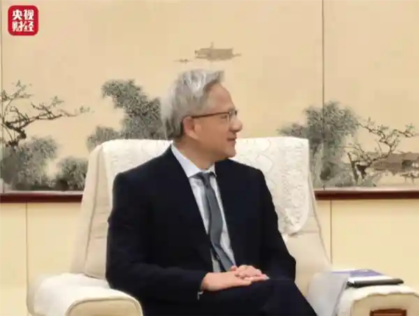 《西装加身的老黄风驰电掣赴华：这一次，他是真的急了！》