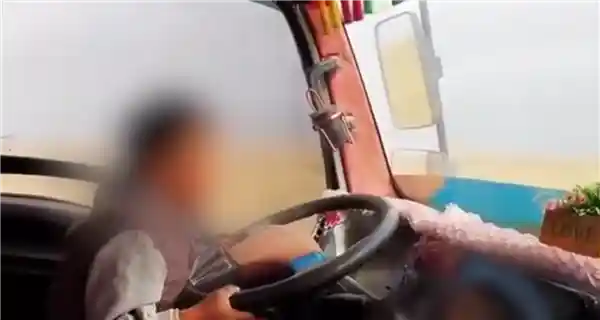 胆大包天！男子竟让3岁幼童驾驶货车被官方紧急传唤严惩