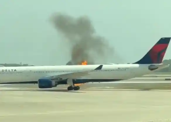 烈焰惊魂！美航班起飞瞬间引擎爆燃，乘客紧急滑梯撤离