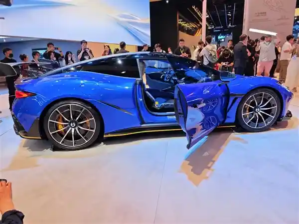 《惊艳全场！比亚迪首款概念跑车腾势 Z震撼全球首发》