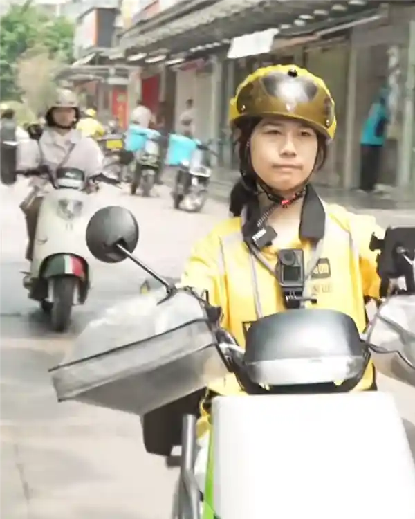 美团暖心回应：脑瘫女孩7年跑单路，差评免罚并全额资助孩子学费