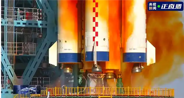 【烈焰腾飞！神舟二十号载人飞船震撼启航】