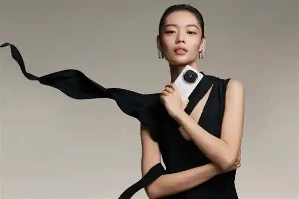 《华为Mate X6红枫影捕手，定格神舟二十号腾飞震撼时刻》