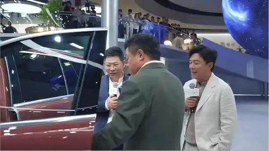 黄渤车展戏精上线！问界M8遭冷水挑战，余承东霸气回应：倒36瓶都行