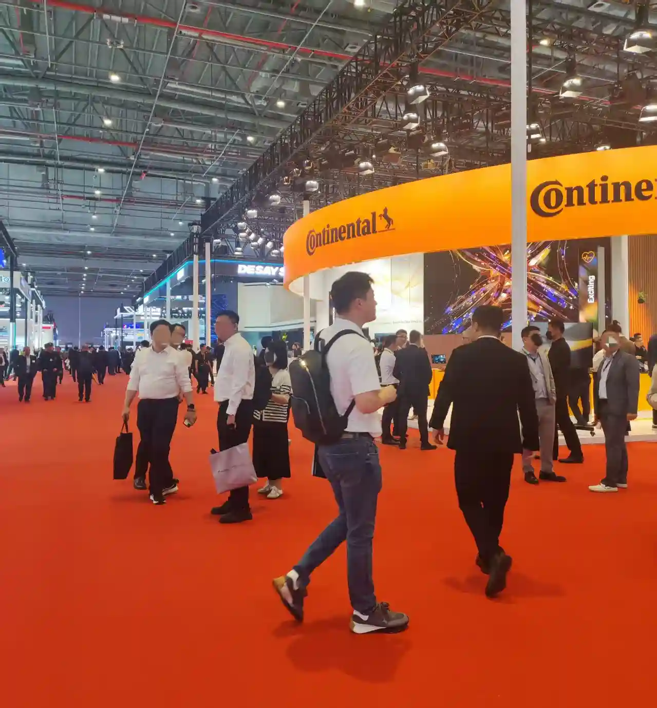 【智舱争霸：AI大模型上车引发热议，车展新势力谁主沉浮？】