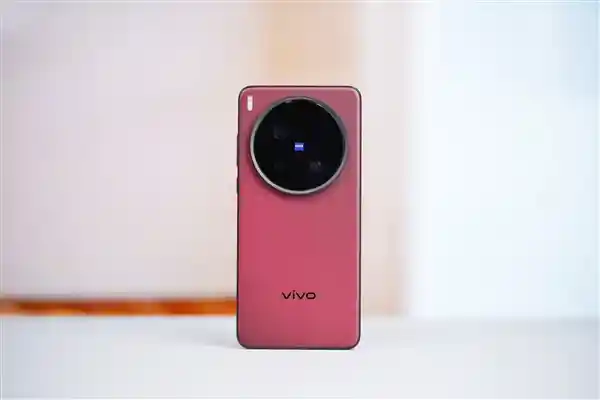 vivo X200 Ultra维修备件价格曝光：2亿像素潜望模组820元 屏幕仅需1420元！