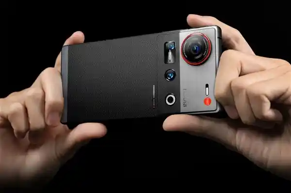 努比亚Z70S Ultra摄影师版发布：唯一真全面屏超大杯，重塑影像旗舰新标杆！