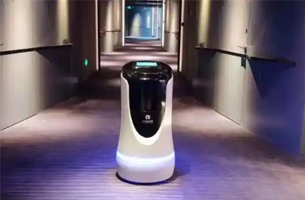 《酒店机器人三年烧光8亿：人工成本省了还是赔了？》