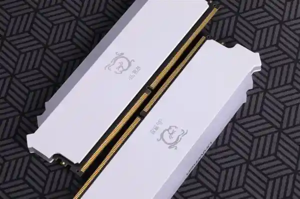 硬核飙升：一键解锁6400MT/s，「煌」系列DDR5内存超频实测