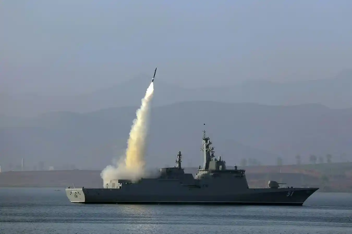 朝鲜新型驱逐舰高调试武，金正恩亲临现场观摩导弹齐射