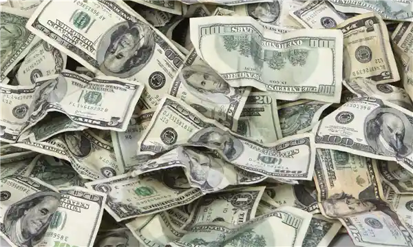 【天降横财？美国运钞车惊现现金雨，50余人上演抢钱大战】