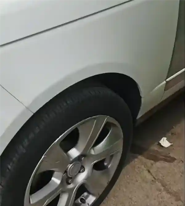 早餐车意外刮花路虎，车主却只要15个鸡蛋饼赔偿！网友热议：开豪车也得讲道理