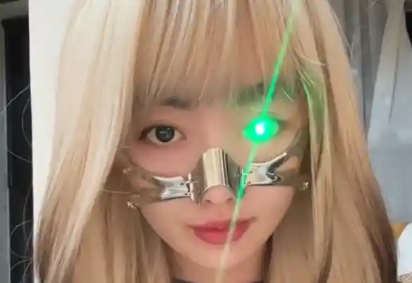 右眼因车祸失去，她用发光义眼点亮他人希望