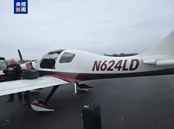 飞机飞行中突发惊险！机舱门突然脱落 紧急备降引关注