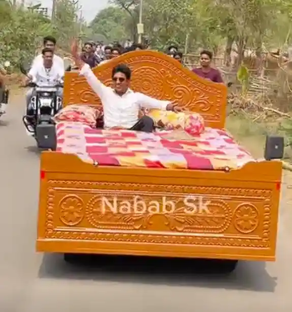 印度男子创意改装行驶床车引围观，随时准备补觉！