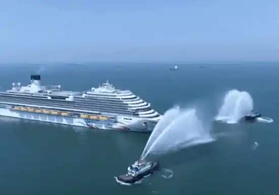 国产首艘大型邮轮首次抵青岛：水门最高礼遇开启新航程