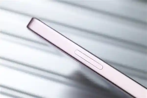 《超大杯手机为何偏爱曲面屏？OPPO周意保道出真相：直屏的无奈》