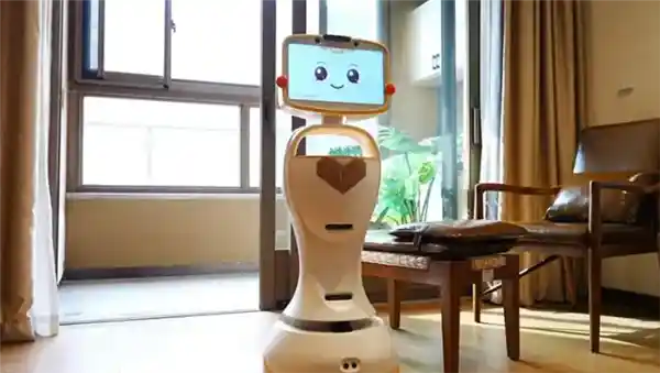 成都养老院迎来智能伙伴：机器人上岗守护老人安全与心灵