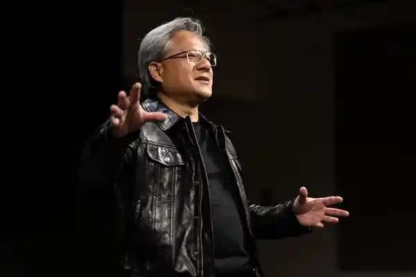 黄仁勋警示：中美AI对决，速胜幻想恐误判全局