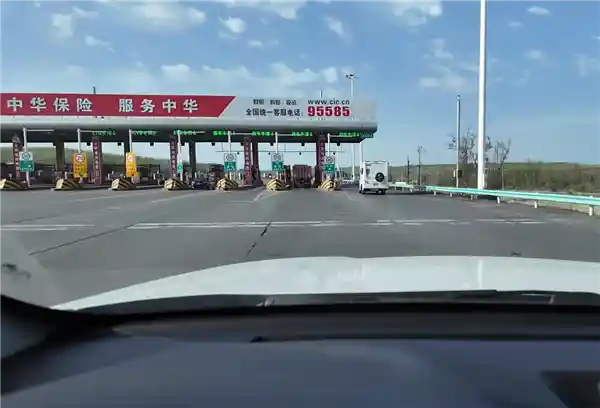 新标题：**女子为省高速费提前半月驻高速，绕行3000公里创奇葩纪录！**