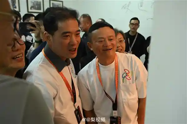 马云罕见现身阿里总部湖畔小屋，佩戴风清扬工牌引热议