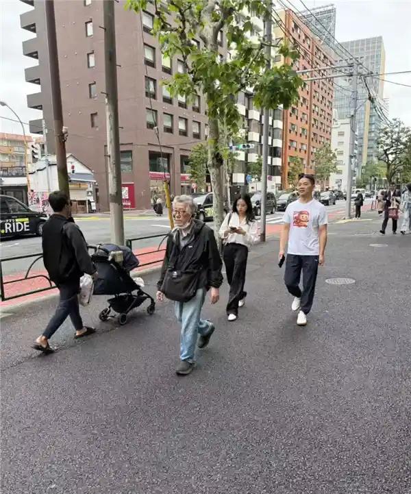 《偶遇刘强东：身着猪猪侠联名T恤的低调身影》