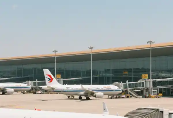 东航航班惊魂一刻：乘客误触安全门 十万赔偿谁之过