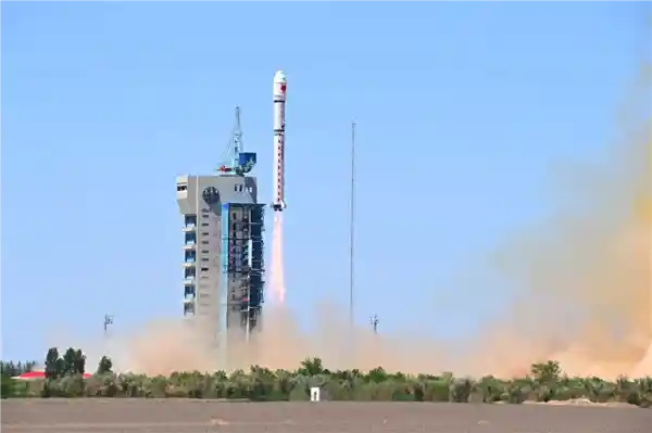 「一箭穿天，十二星同轨」——三体星座完美升空