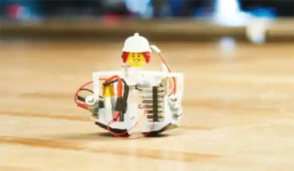 全球首发！美国研制出自供电微型双足机器人Zippy，身高不足4厘米，科技新突破