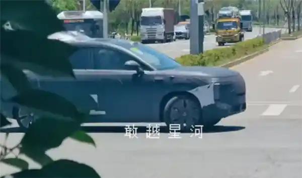 《灵鸢无人机加持！新款腾势N8实车首曝，年内震撼来袭》