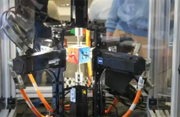 眨眼0.1秒！机器人破纪录0.103秒极速复原魔方