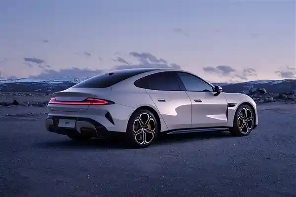 《盲人体验SU7致骨折，这锅小米背吗？》