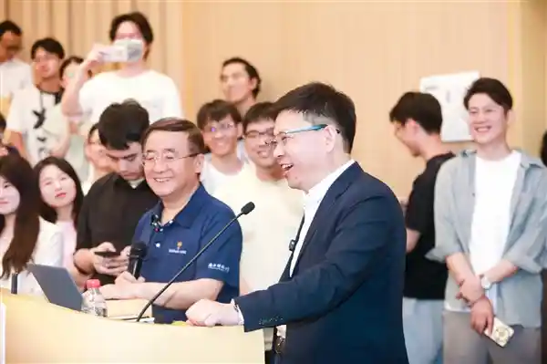 《余承东南科大授课透露：鸿蒙生态迈入新纪元，2万+原生应用与元服务强势集结》