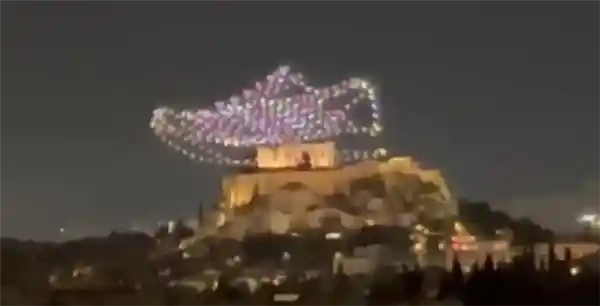 雅典历史遗迹上空惊现巨鞋无人机群，官方紧急介入调查