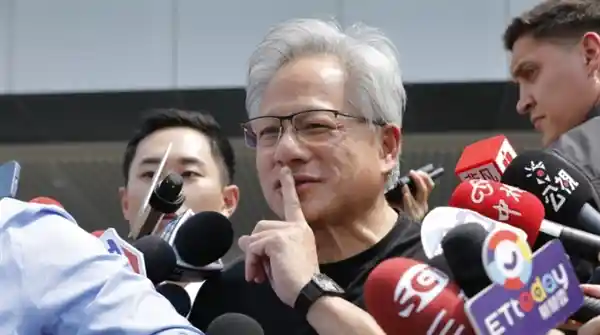 全球仅80只！黄仁勋千万级腕表首度曝光，网友惊呼：这是卡西欧的奢华版？